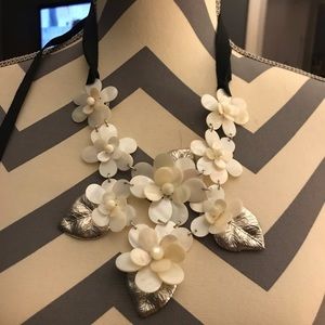 BEAUTIFUL STATEMENT NECKLACE